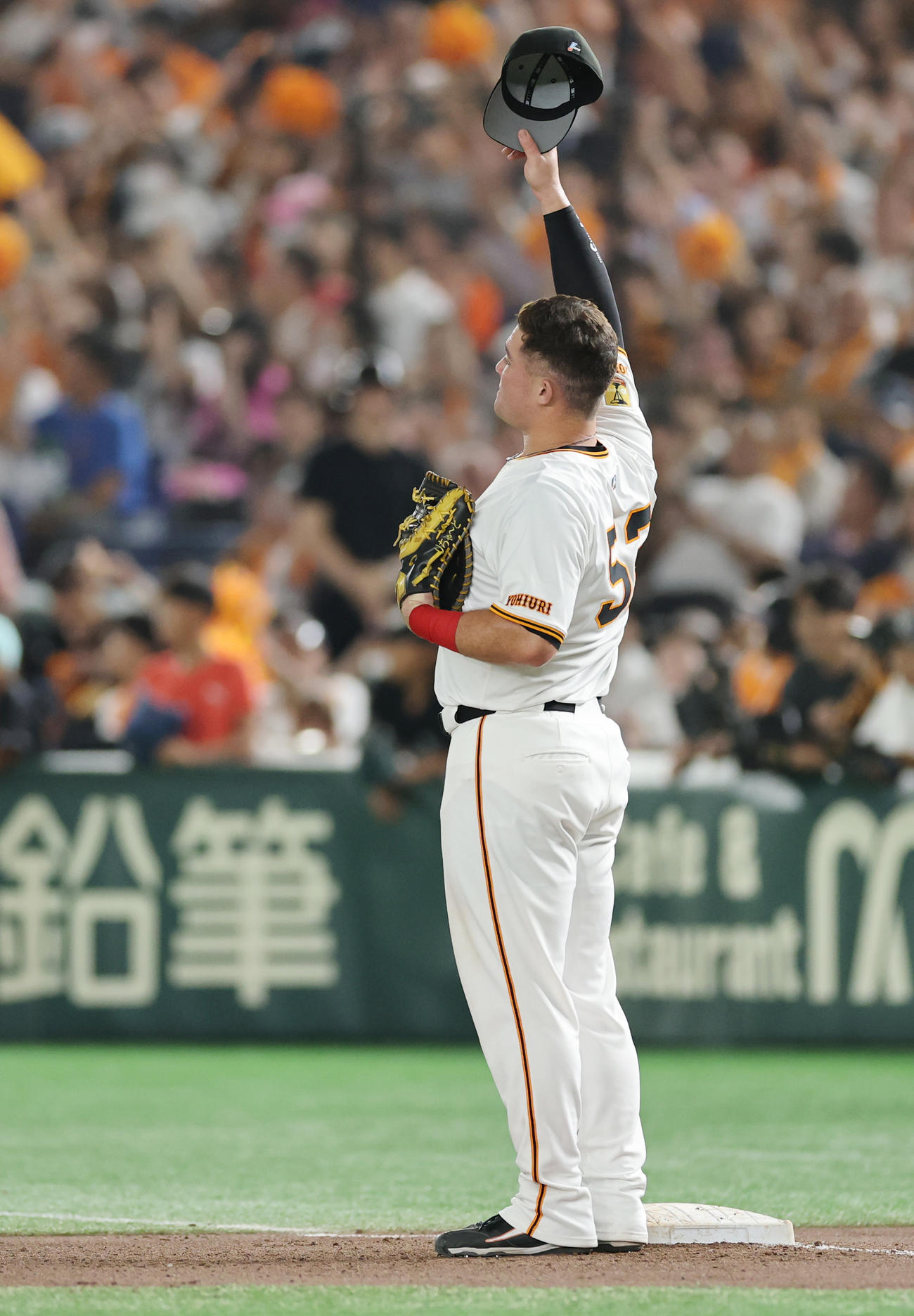 巨人対ヤクルト　7回裏巨人2死、右越え本塁打を放ったリチャードは、ファンの声援に応える（撮影・野上伸悟）