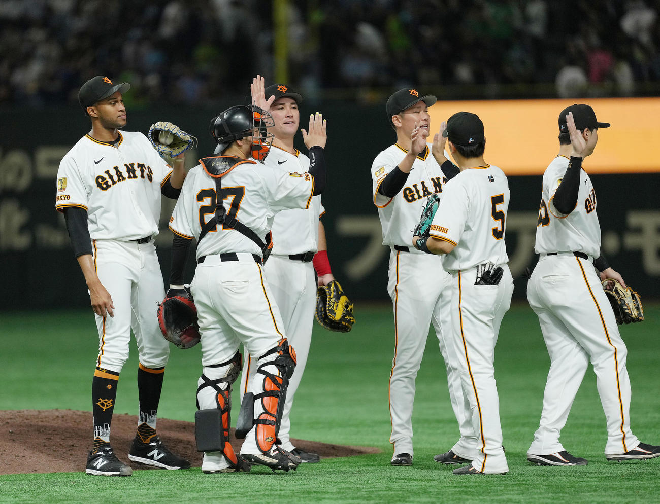 巨人対ヤクルト　ヤクルトに勝利しタッチを交わす巨人リチャード（左から3人目）ら（撮影・足立雅史）