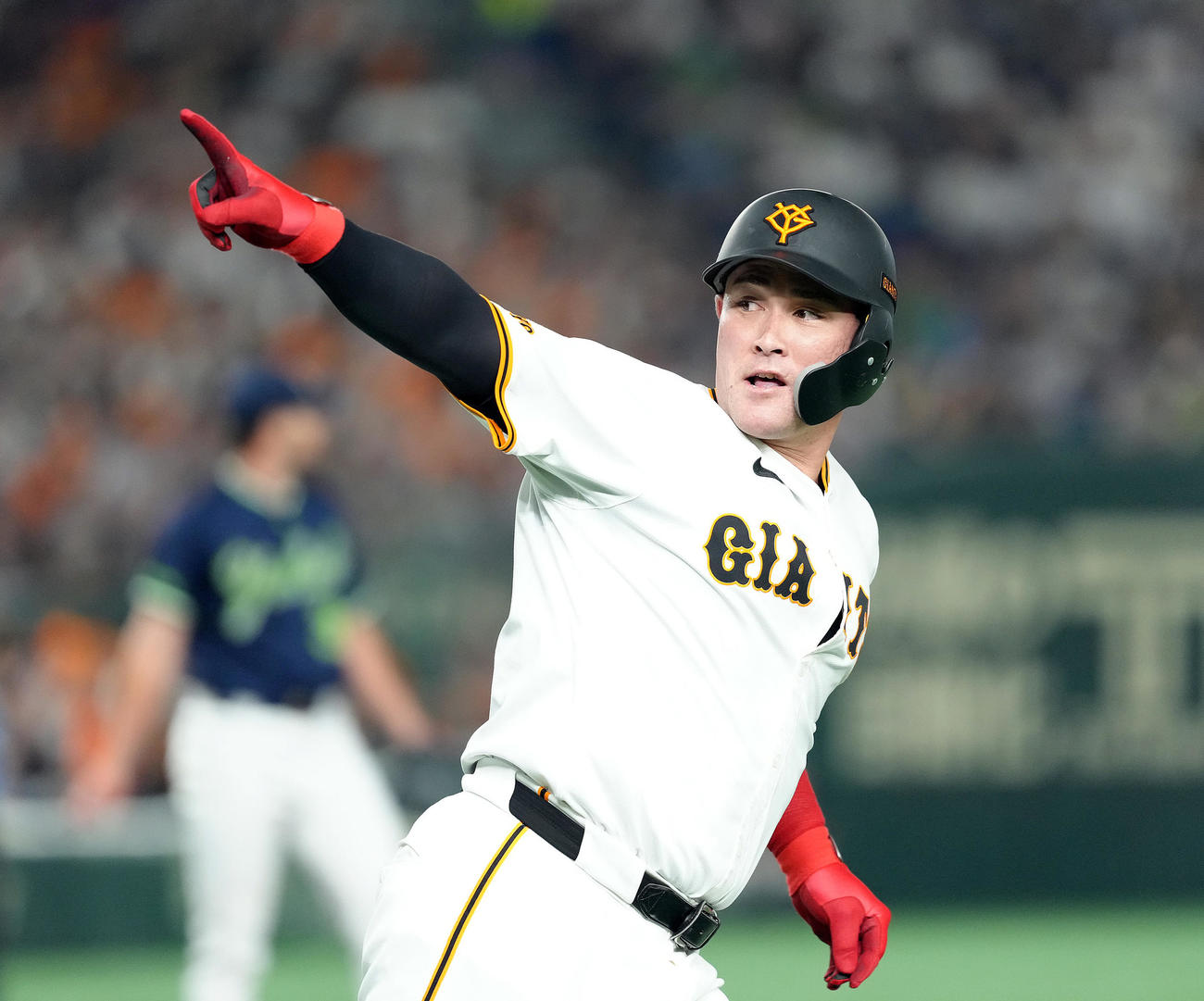 巨人対ヤクルト　7回裏巨人2死、リチャードは右越え本塁打を放つ（撮影・足立雅史）