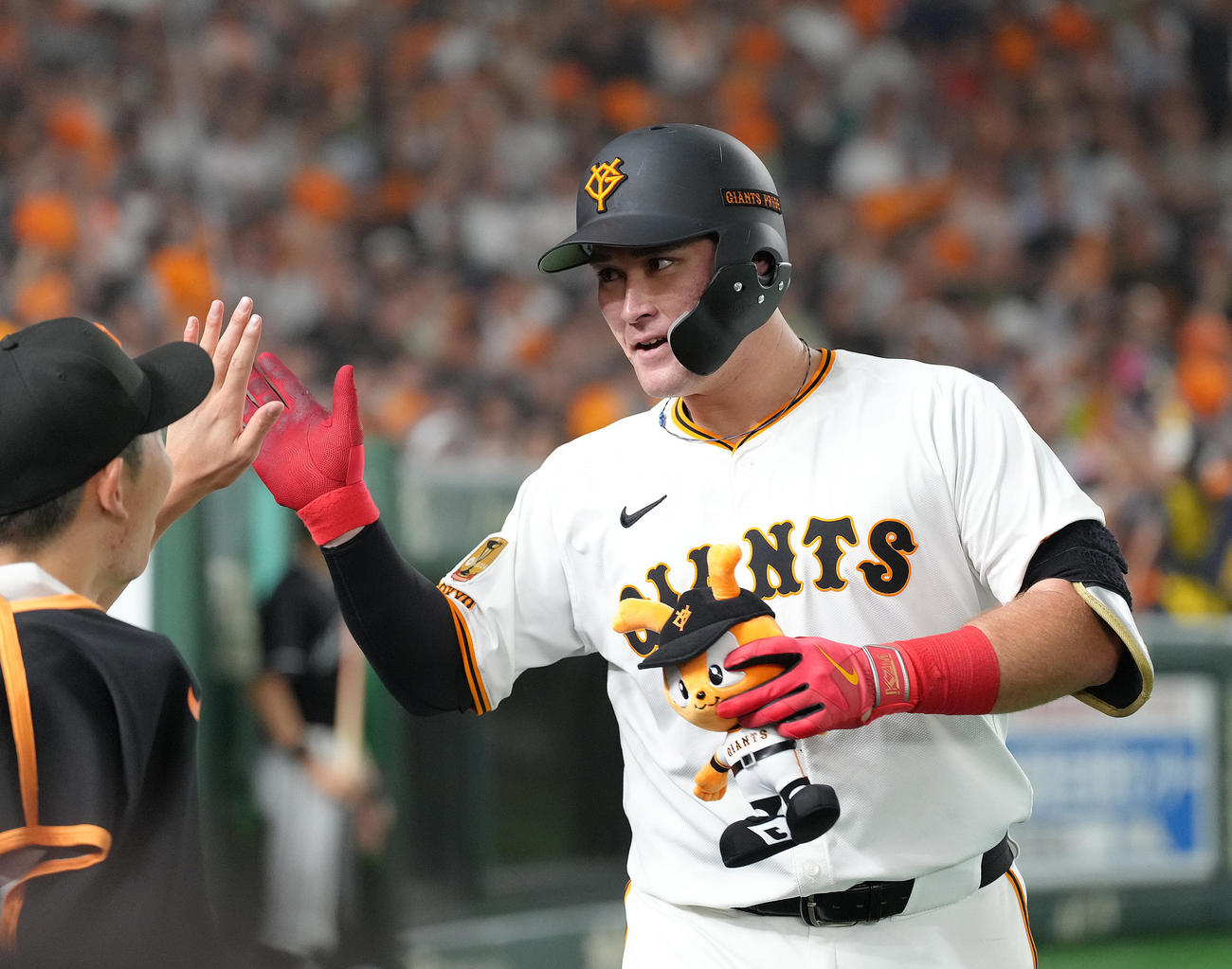 巨人対ヤクルト　7回裏巨人2死、リチャードは右越え本塁打を放ちタッチを交わす（撮影・足立雅史）