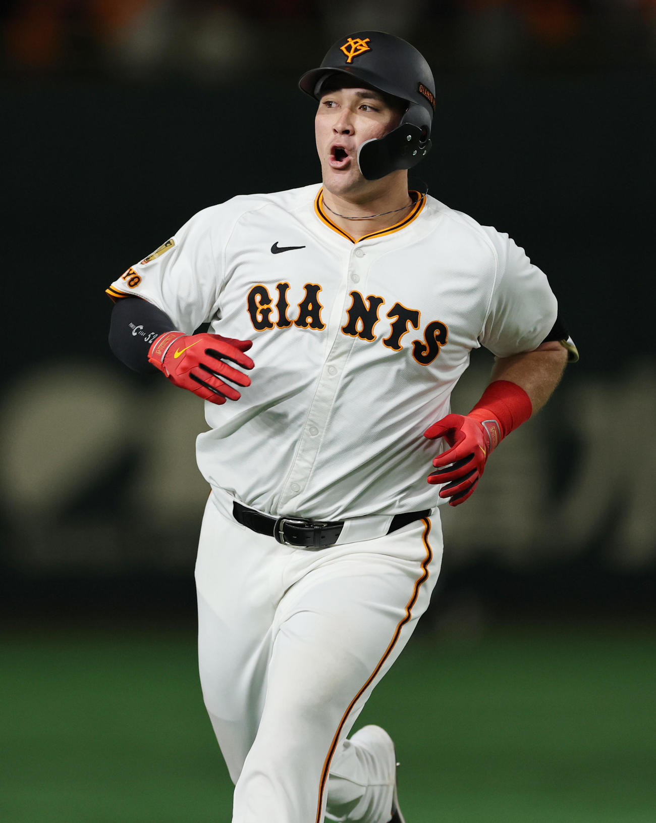 巨人対ヤクルト　7回裏巨人2死、右越え本塁打を放ち喜ぶリチャード（撮影・野上伸悟）