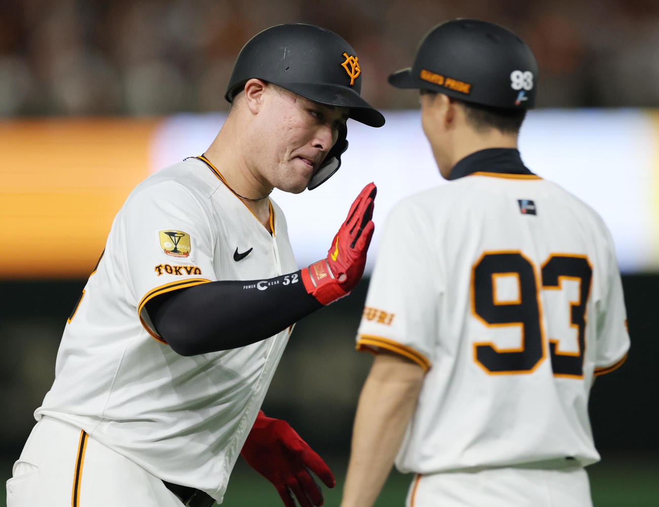 巨人対ヤクルト　7回裏巨人2死、右越え本塁打を放ち喜ぶリチャード（撮影・野上伸悟）