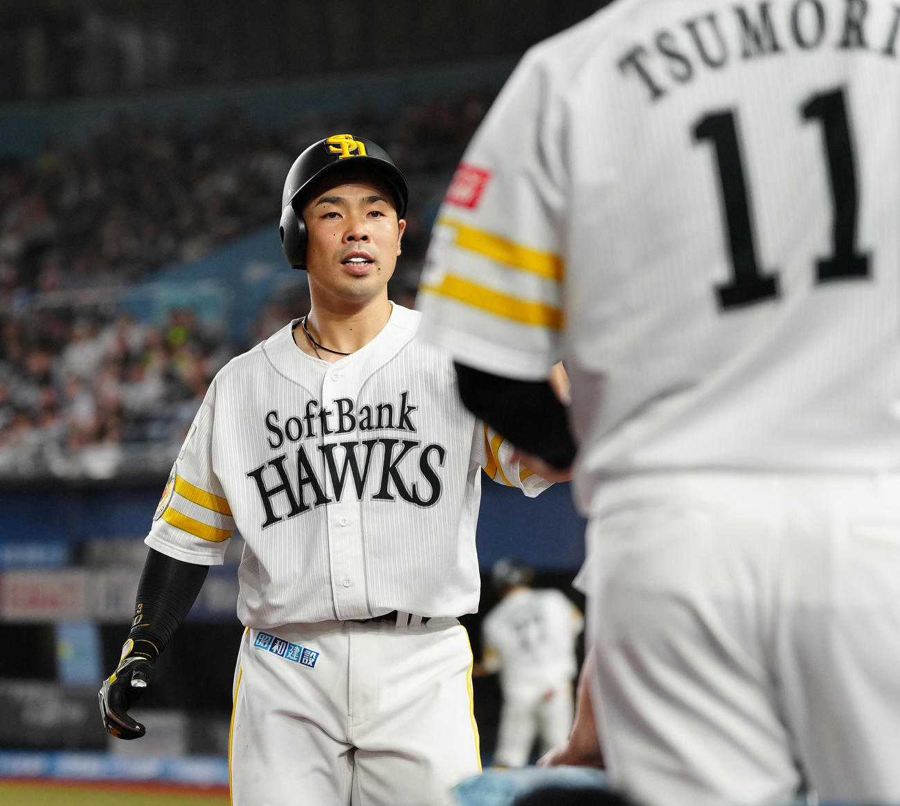ロッテ対ソフトバンク　6回表ソフトバンク1死、左中間にソロ本塁打を放った近藤はナインとハイタッチ（撮影・鈴木みどり）
