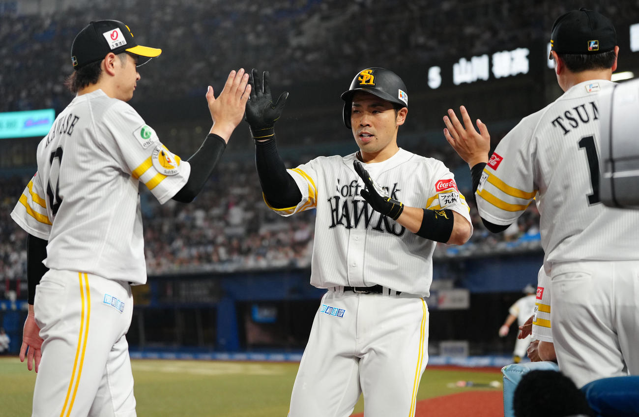 ロッテ対ソフトバンク　6回表ソフトバンク1死、左中間にソロ本塁打を放った近藤（中央）はナインとハイタッチ（撮影・鈴木みどり）