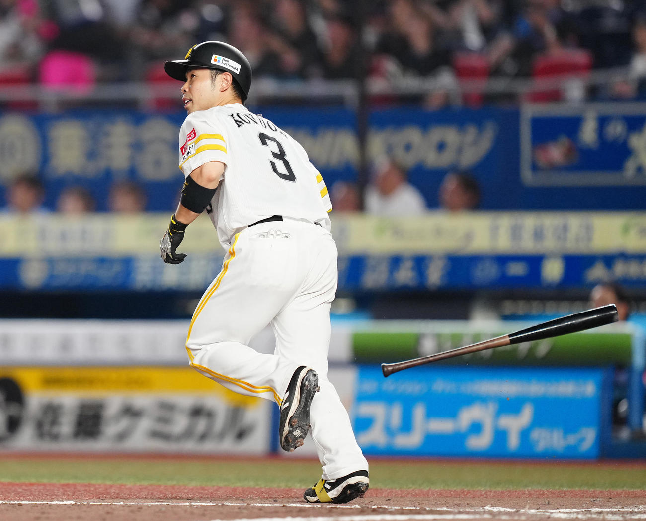 ロッテ対ソフトバンク　8回表ソフトバンク無死一塁、左越え2点本塁打を放つ近藤（撮影・鈴木みどり）