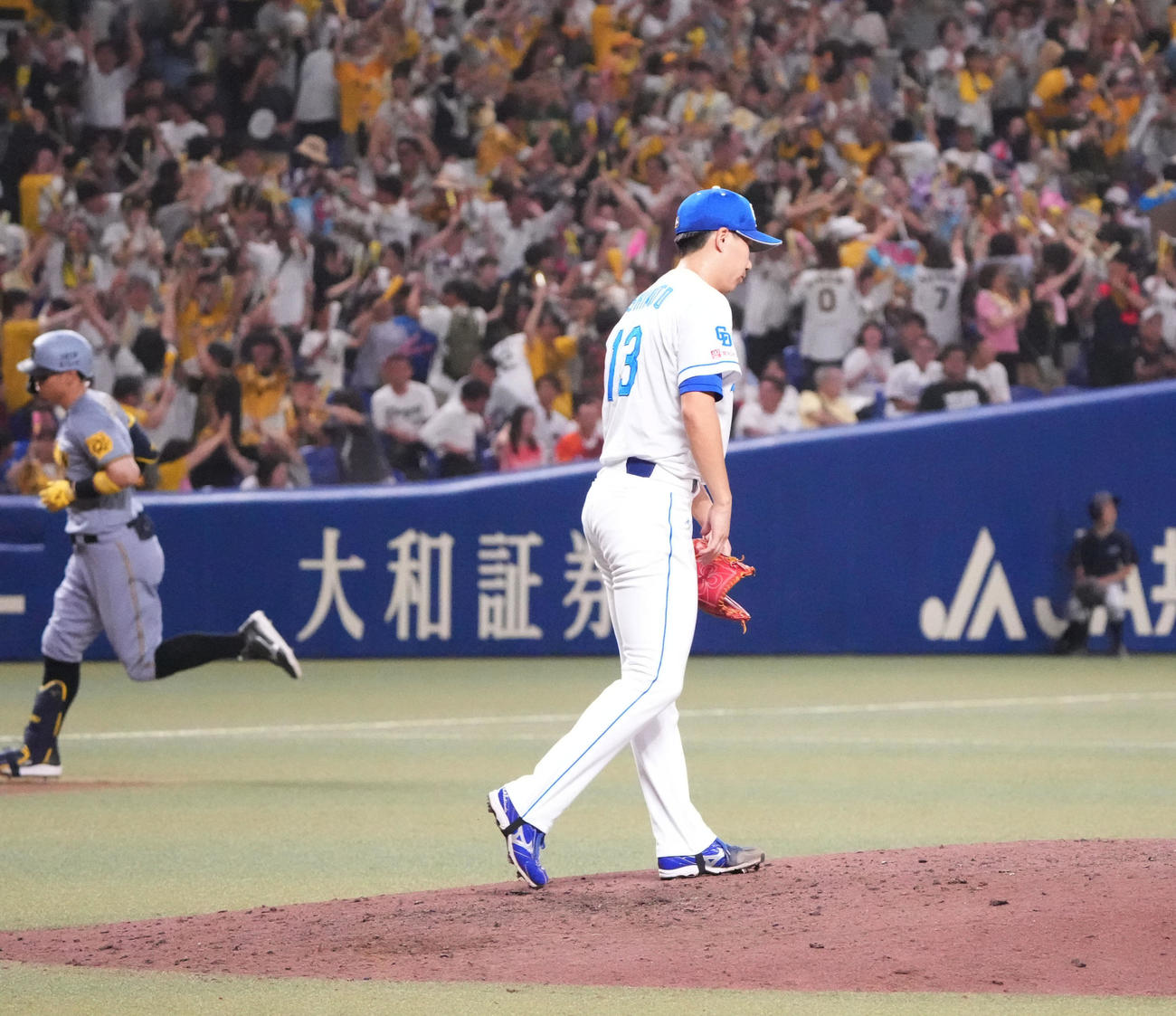 中日対阪神　8回表阪神無死一、二塁、橋本（右）は佐藤輝に右中間へ3点本塁打を打たれる（撮影・森本幸一）