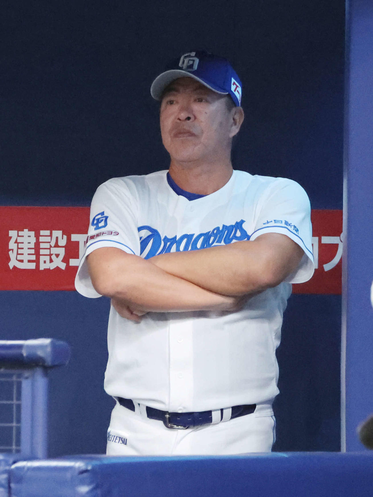 中日対阪神　ベンチで腕組みして試合を見る中日井上監督（撮影・西尾就之）
