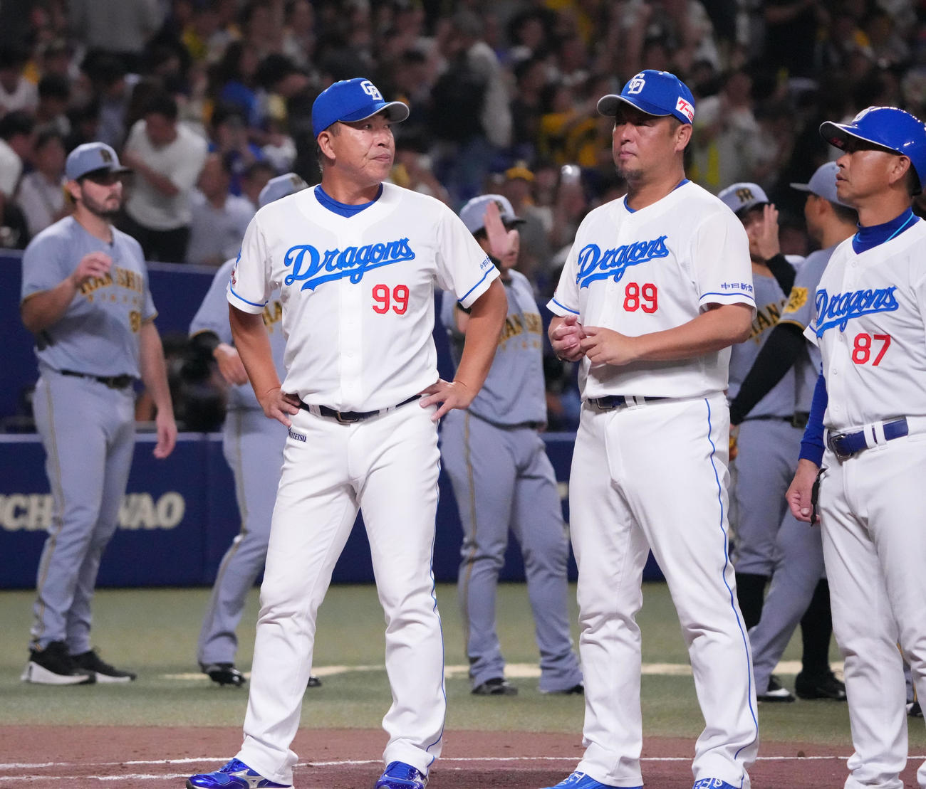 中日対阪神　試合終了、井上監督（左から2人目）はナインと共に整列する（撮影・森本幸一）