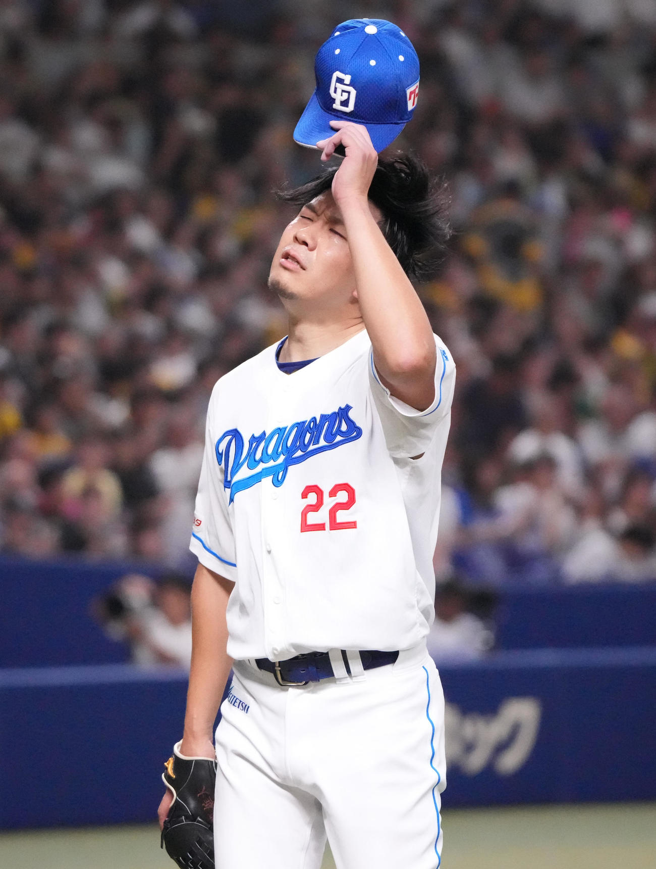 中日対阪神　3回表終了、ベンチへ戻る大野（撮影・森本幸一）