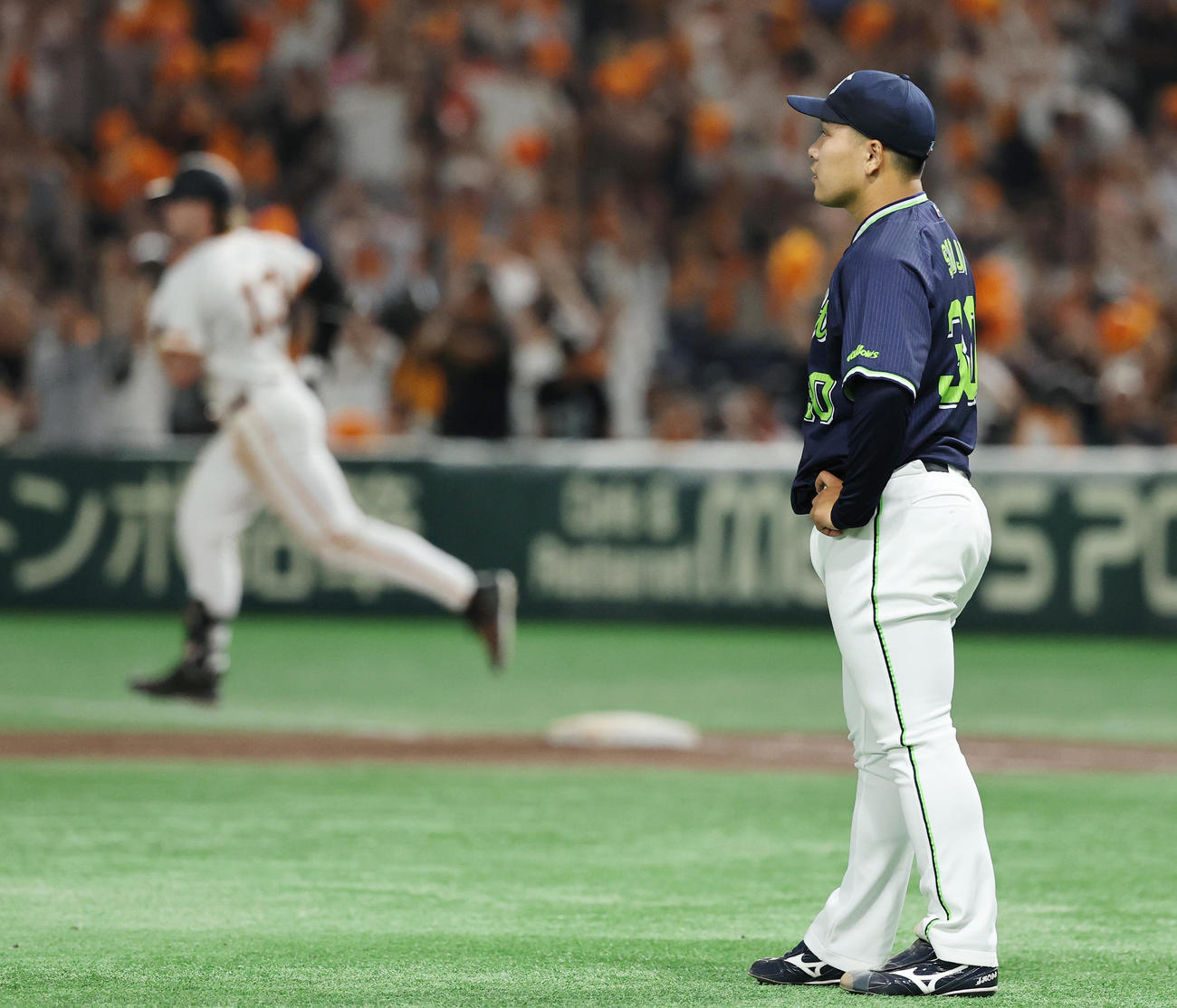 巨人対ヤクルト　8回裏巨人2死一、二塁、キャベッジに右越え3点本塁打を許す荘司（撮影・野上伸悟）