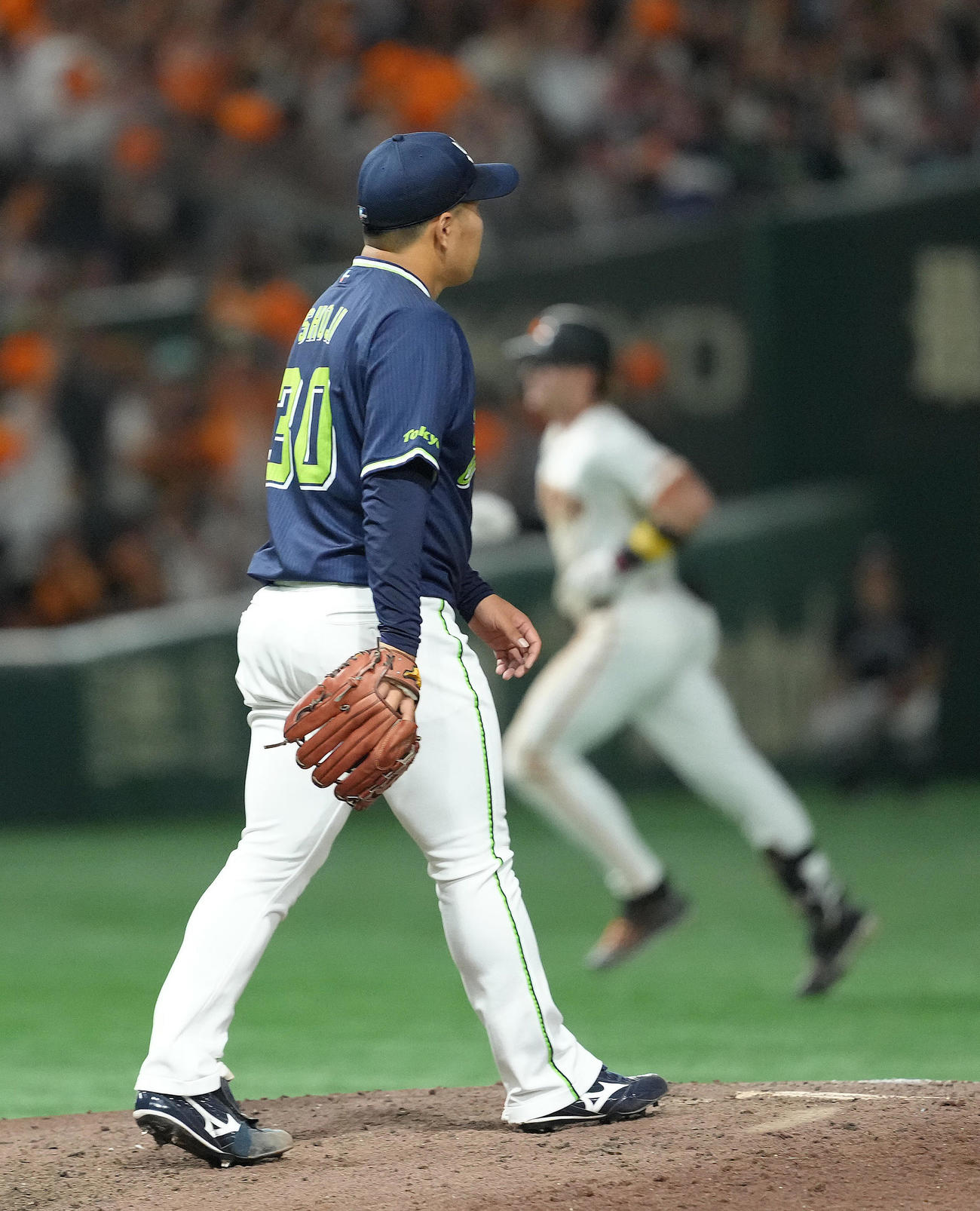 巨人対ヤクルト　8回裏巨人2死一、二塁、キャベッジ（後方）に3点本塁打を浴びた荘司（撮影・足立雅史）