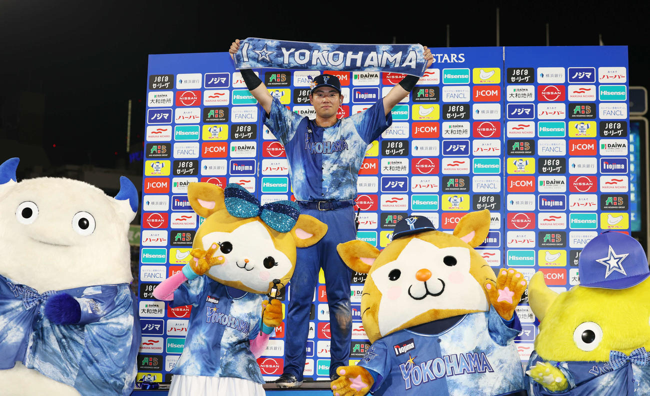 DeNA対広島　ヒーローに選ばれたDeNA蝦名（撮影・宮地輝）