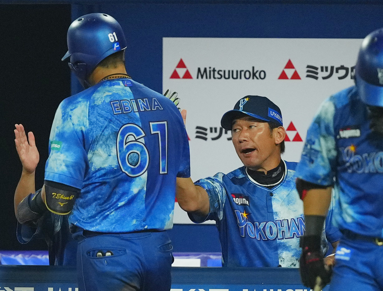 DeNA対広島　6回裏DeNA無死、ソロ本塁打を放った蝦名（左）を迎える三浦監督（撮影・菅敏）
