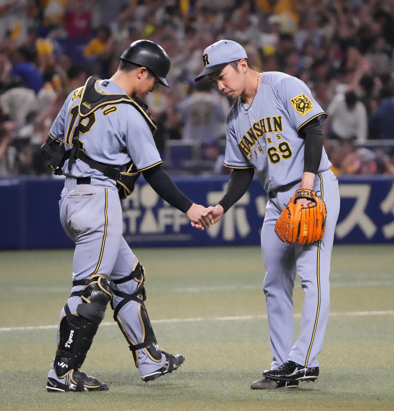 中日対阪神　試合終了、石井（右）は坂本と握手を交わす（撮影・森本幸一）