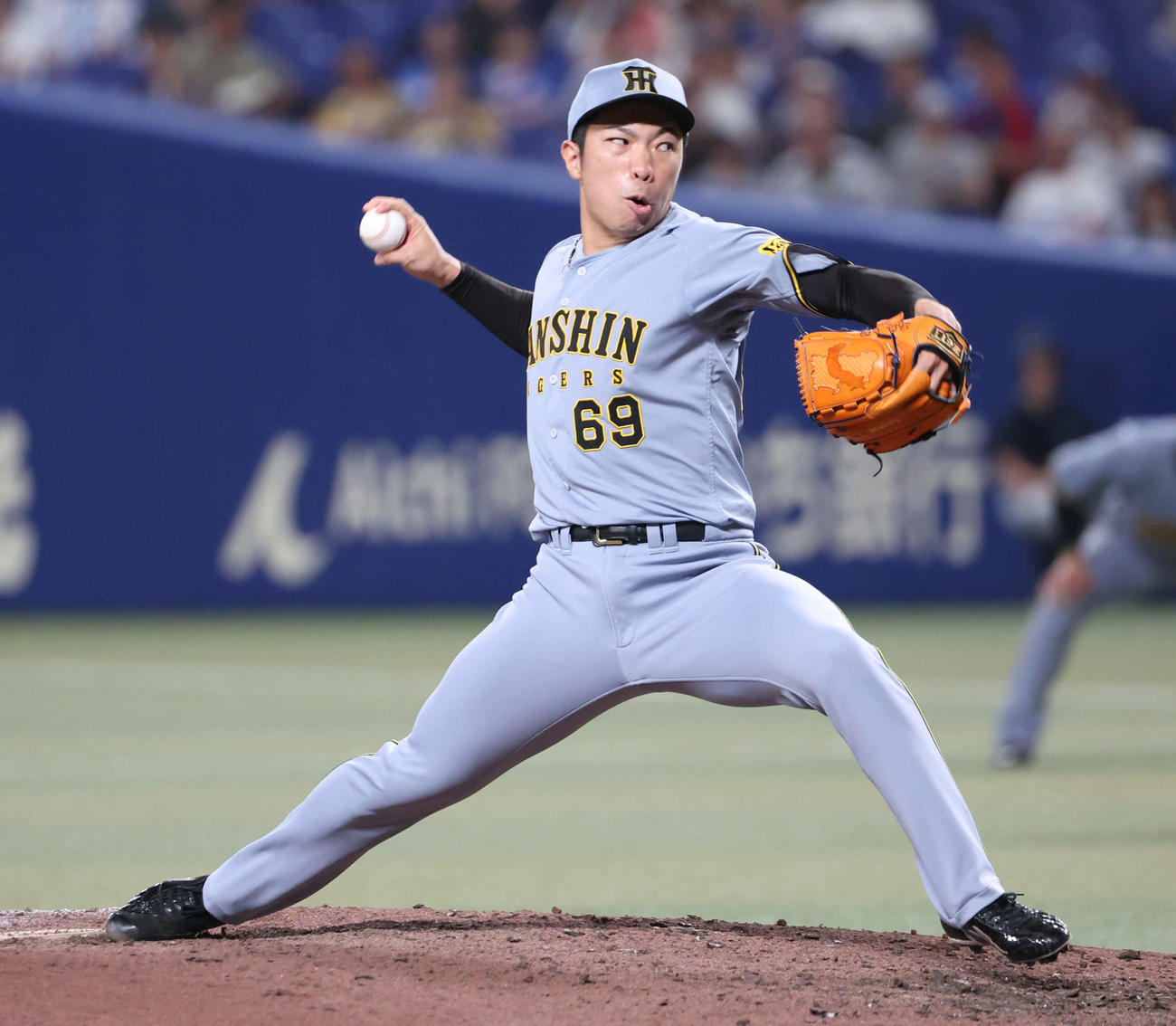 中日対阪神　9回裏中日2死一、二塁の場面で登板し、セーブを挙げた阪神石井（撮影・西尾就之）