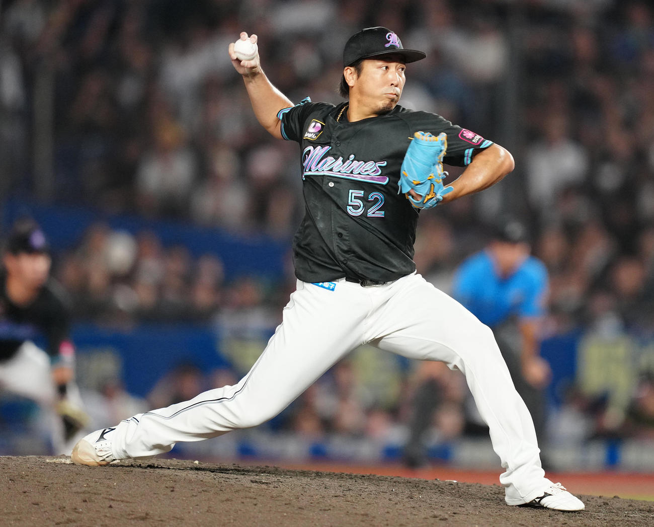 ロッテ対ソフトバンク　9回表から3番手で登板したロッテ益田（撮影・鈴木みどり）