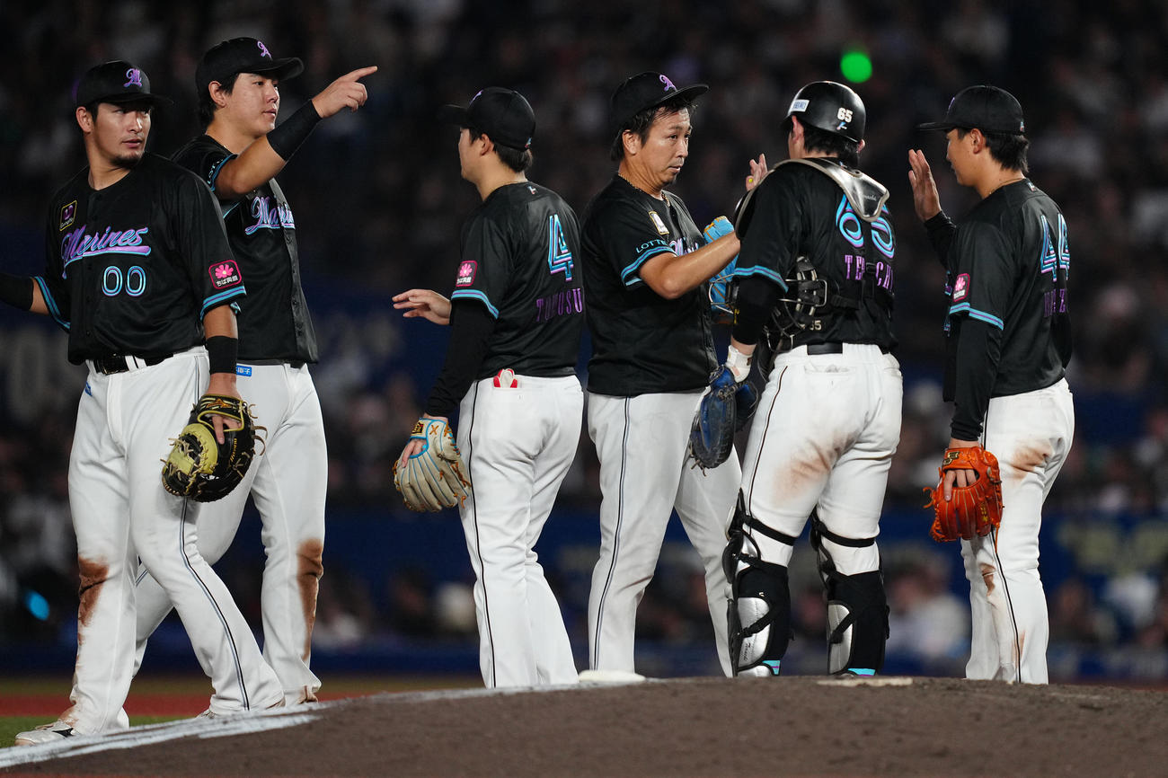 ロッテ対ソフトバンク　ソフトバンクに勝利し、タッチを交わすロッテナイン（撮影・鈴木みどり）