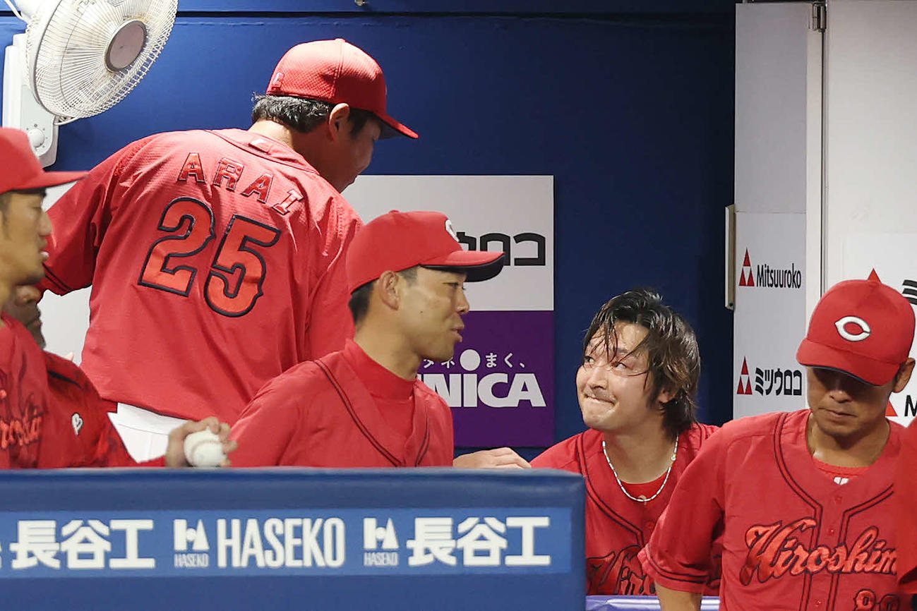 DeNA対広島　6回裏、途中降板となり広島新井監督（左）に声をかけられる床田（撮影・宮地輝）