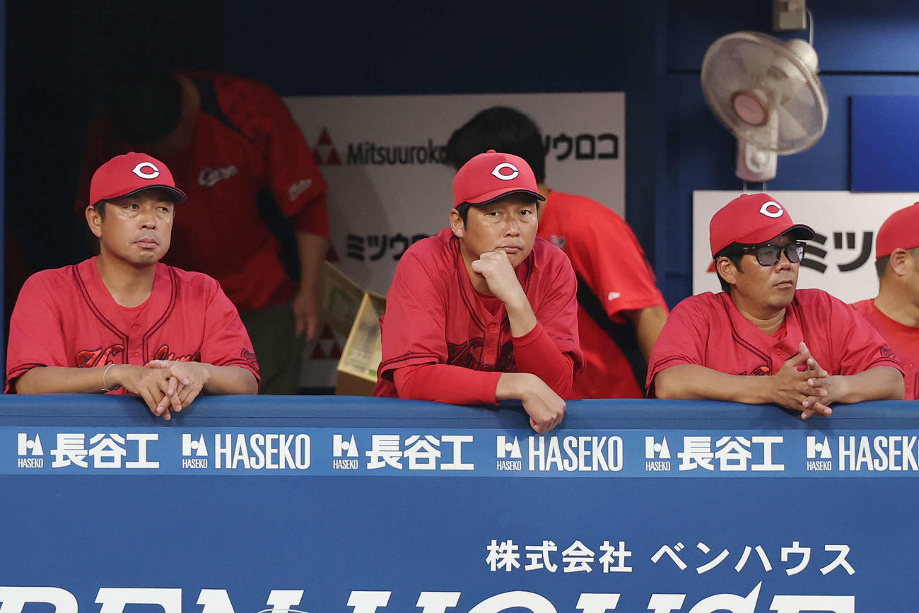 DeNA対広島　ベンチで浮かない表情の広島新井監督（中央）（撮影・宮地輝）