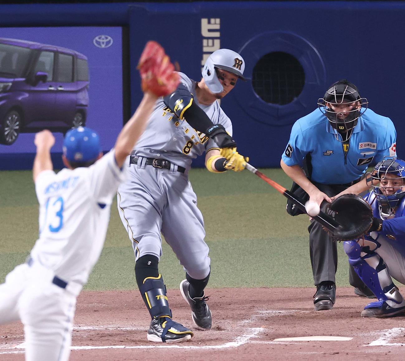 中日対阪神　8回表中日無死一、二塁、佐藤輝は逆転3点本塁打を放つ（撮影・上田博志）