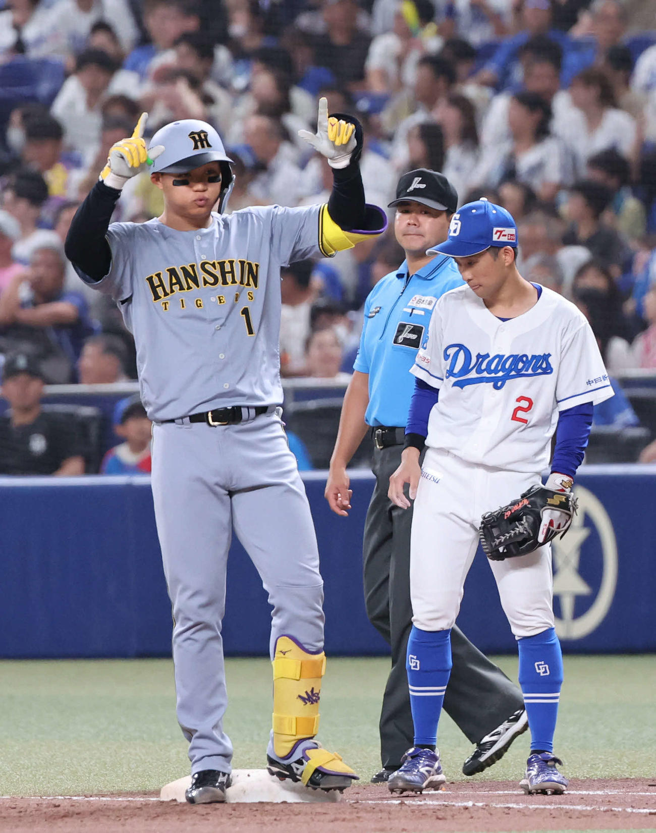 中日対阪神　9回表阪神1死満塁、森下は右前に適時打を放ちベンチに向かってポーズ（撮影・西尾就之）