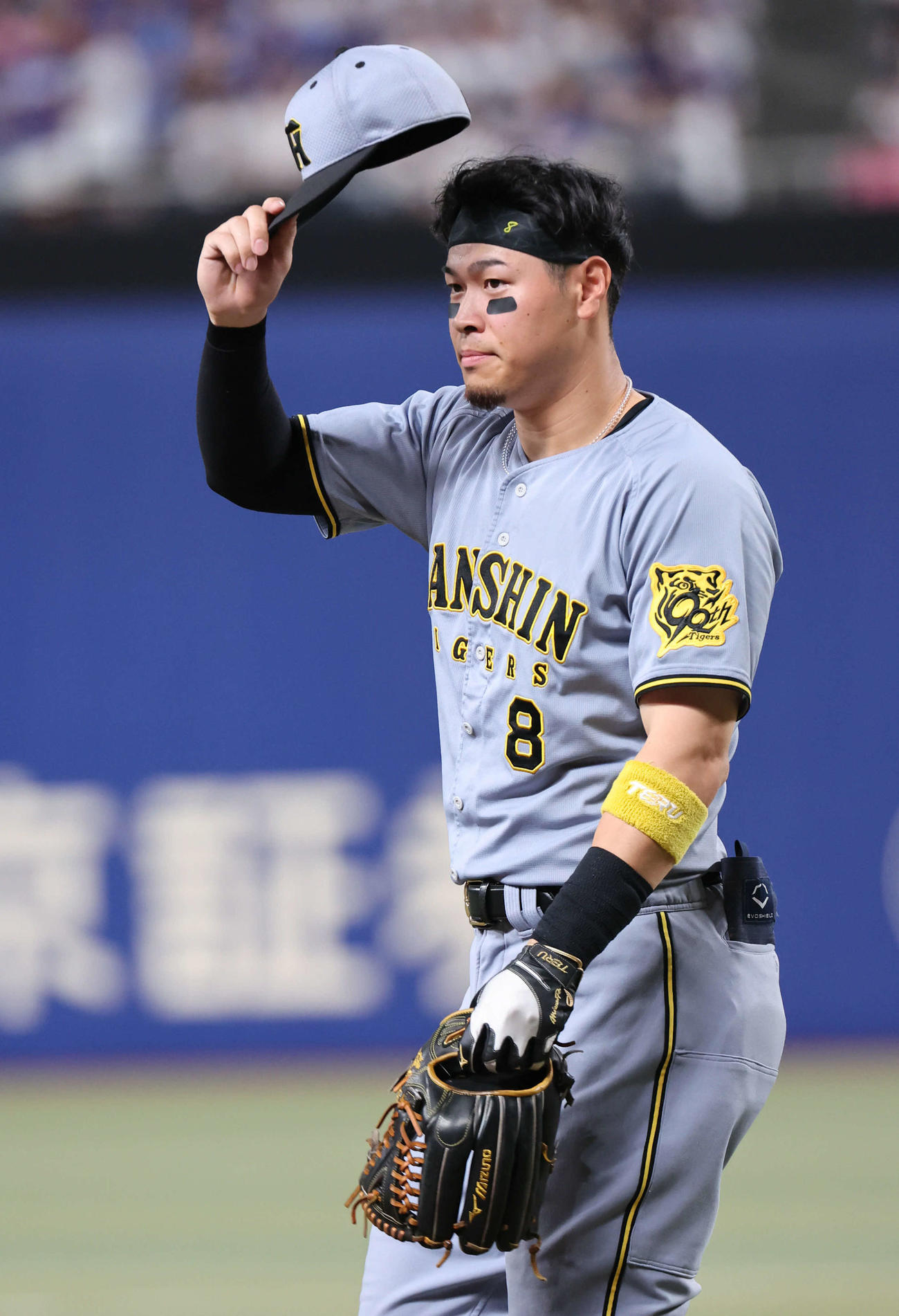 中日対阪神　8回表に逆転本塁打を放った阪神佐藤輝はその裏の守備についた際、声援を送られ帽子をとってあいさつ（撮影・西尾就之）