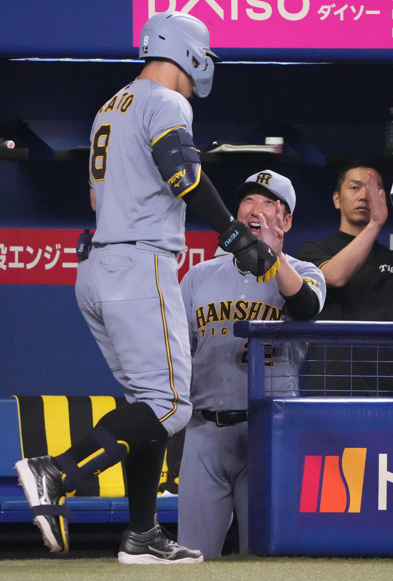 中日対阪神　8回表阪神無死一、二塁、藤川監督（右）は右中間へ3点本塁打を放った佐藤輝を迎える（撮影・森本幸一）