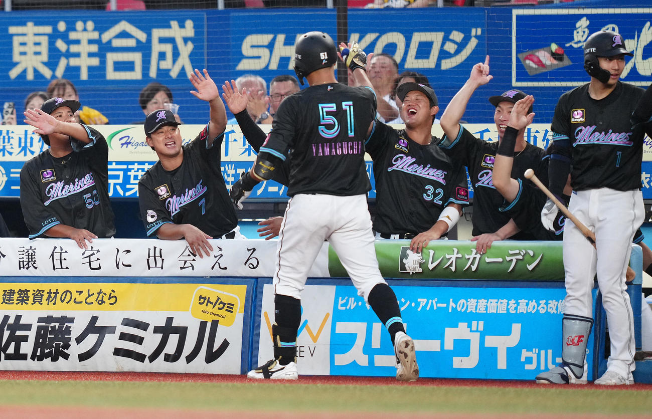 ロッテ対ソフトバンク　2回裏ロッテ無死一、三塁、先制の左越え3点本塁打を放った山口（中央）を笑顔で迎えるナイン（撮影・鈴木みどり）