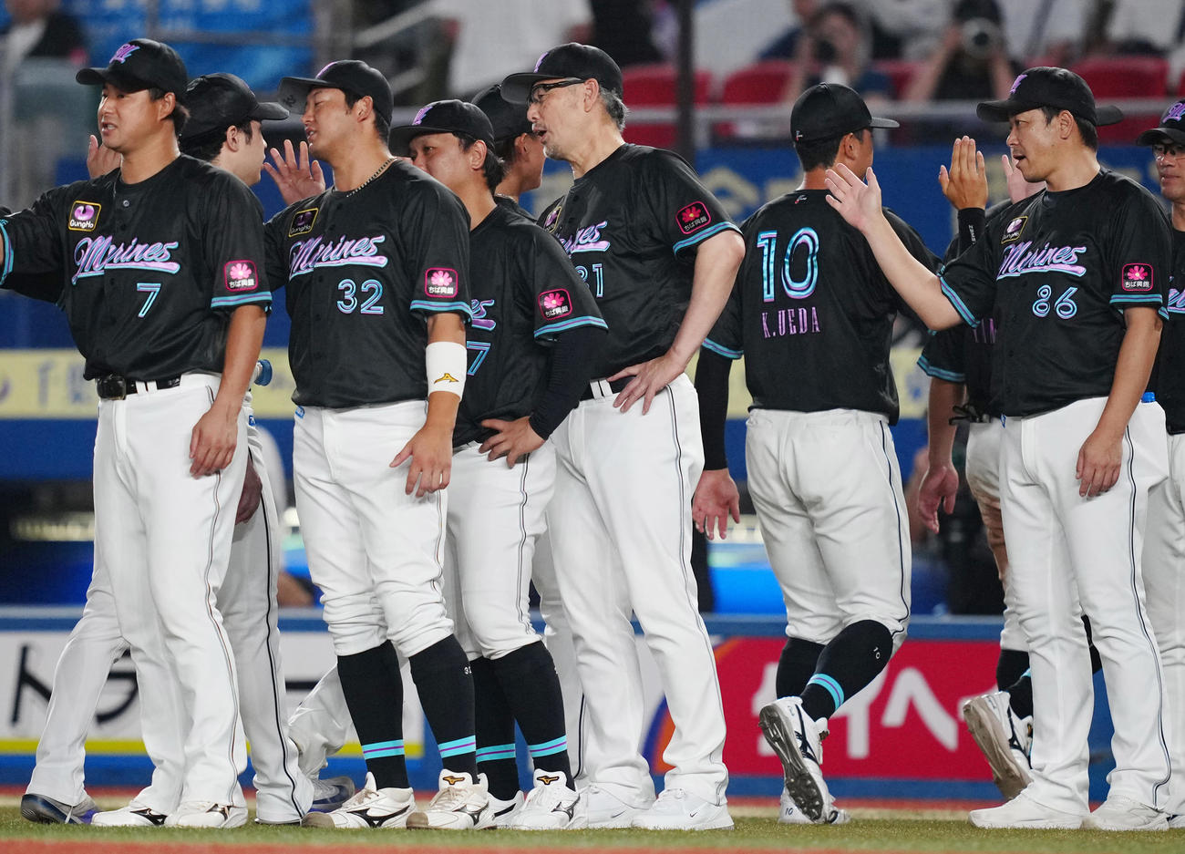 ロッテ対ソフトバンク　ソフトバンクに勝利し、ナインを迎えるロッテ吉井監督（中央）（撮影・鈴木みどり）
