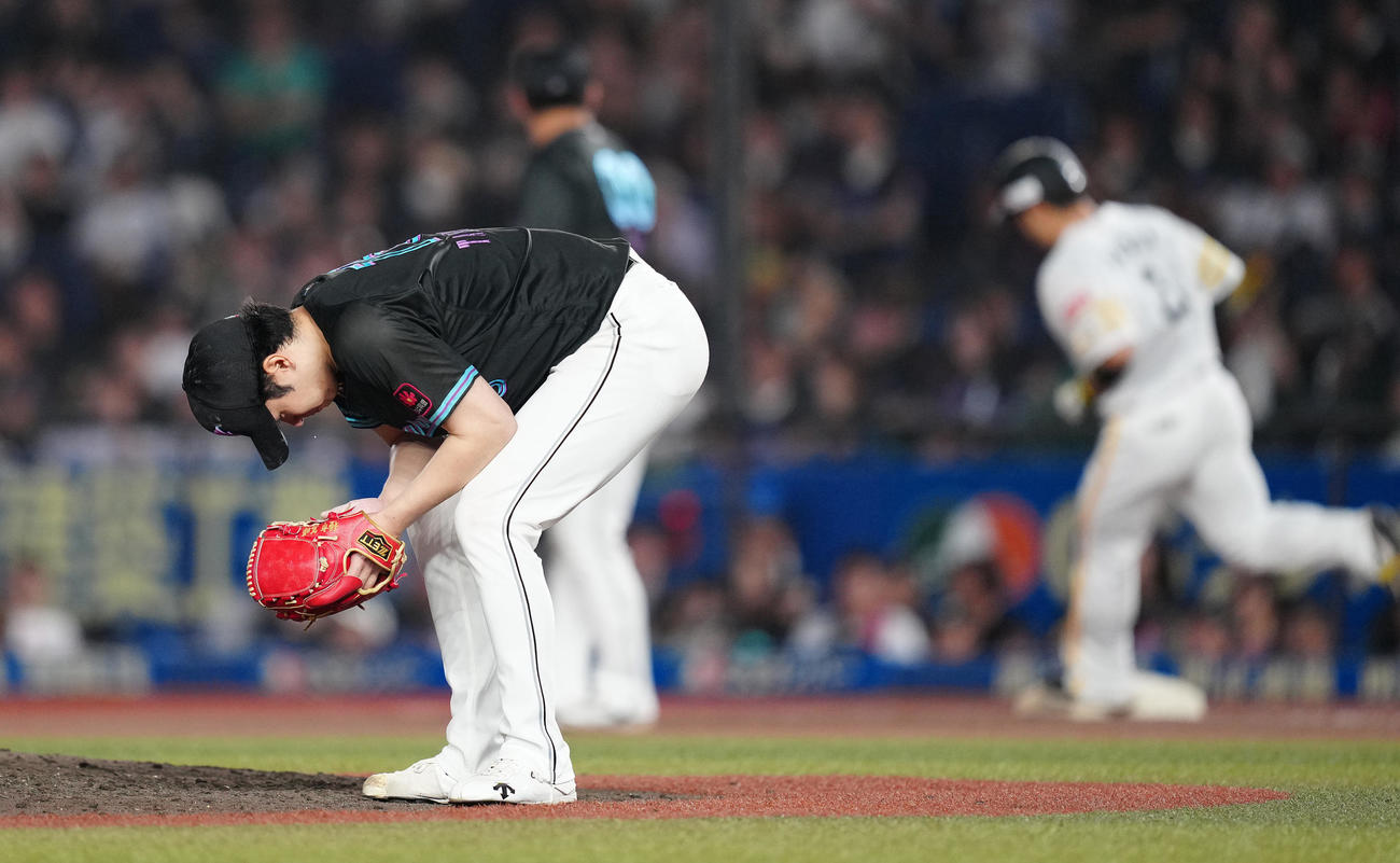 ロッテ対ソフトバンク　8回表ソフトバンク無死一塁、近藤に左越え2点本塁打を浴び、しゃがみこむ種市（撮影・鈴木みどり）