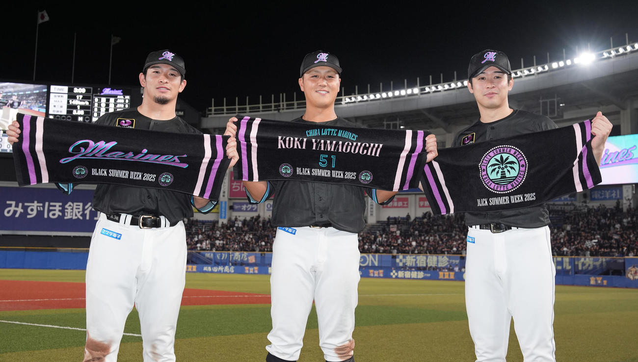 ロッテ対ソフトバンク　タオルを手に笑顔で記念撮影に納まるロッテの、左から池田、山口、種市（撮影・鈴木みどり）