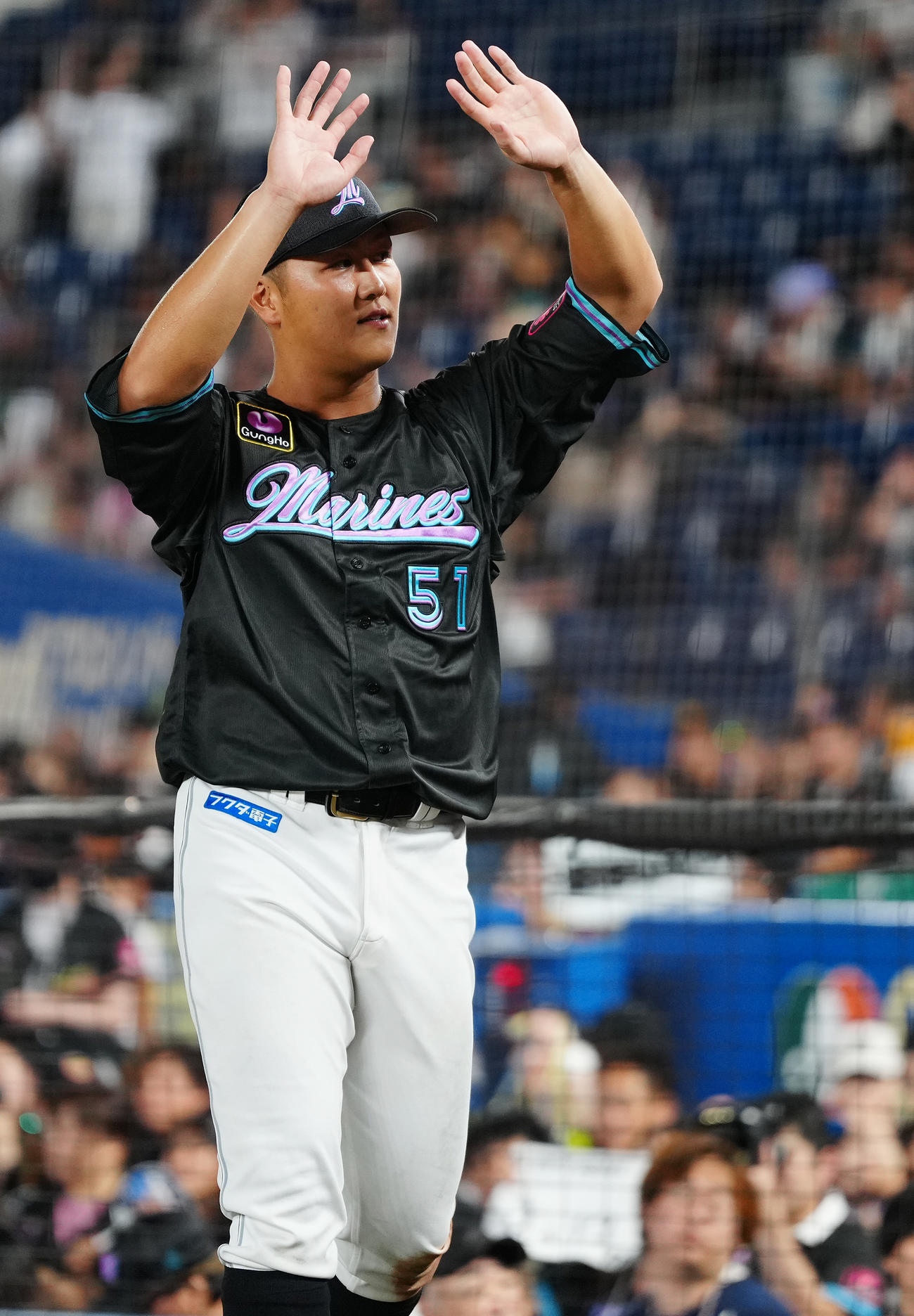 ロッテ対ソフトバンク　ソフトバンクに勝利し、ファンの声援に応えるロッテ山口（撮影・鈴木みどり）