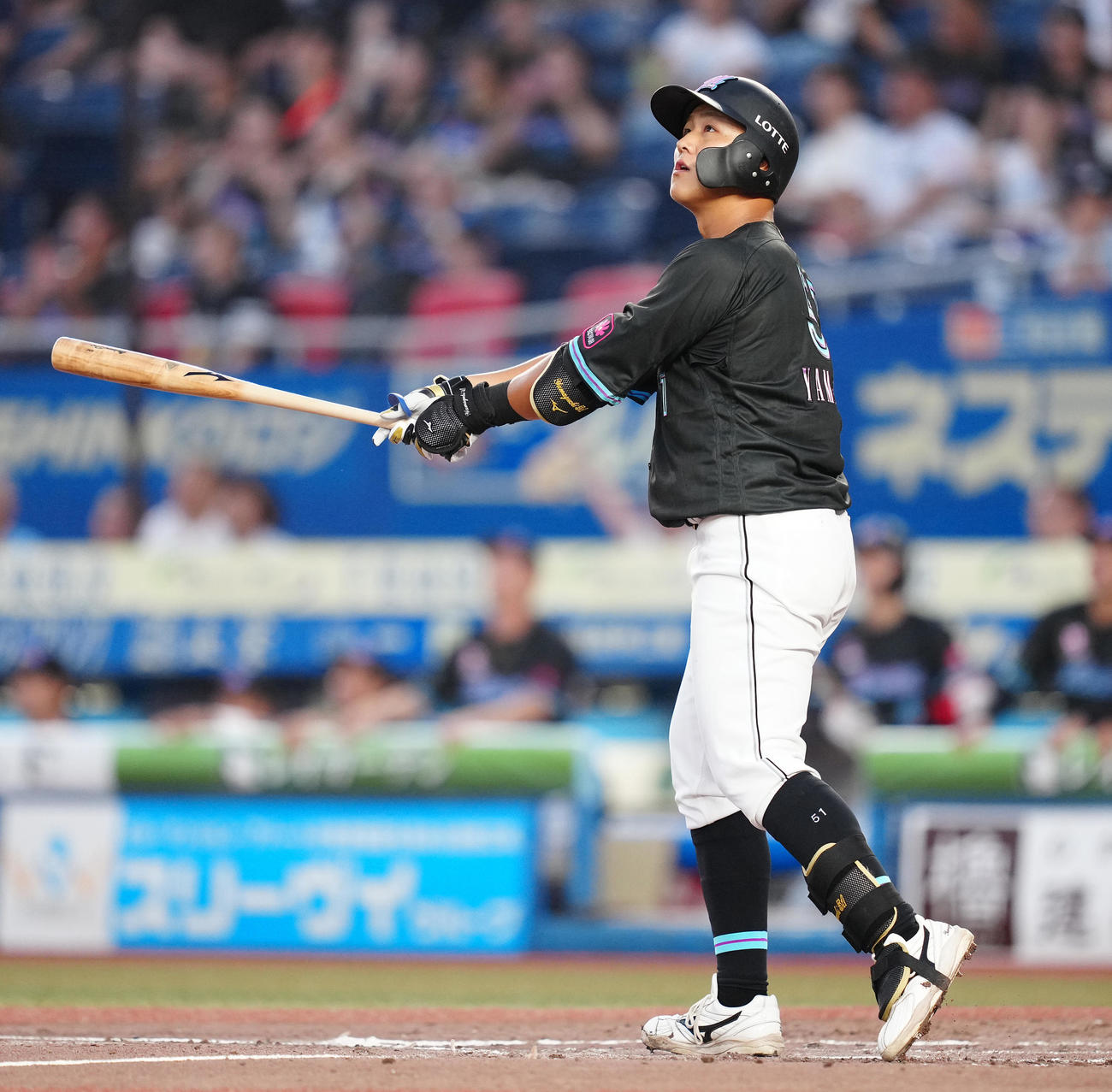 ロッテ対ソフトバンク　2回裏ロッテ無死一、三塁、先制の左越え3点本塁打を放つ山口（撮影・鈴木みどり）