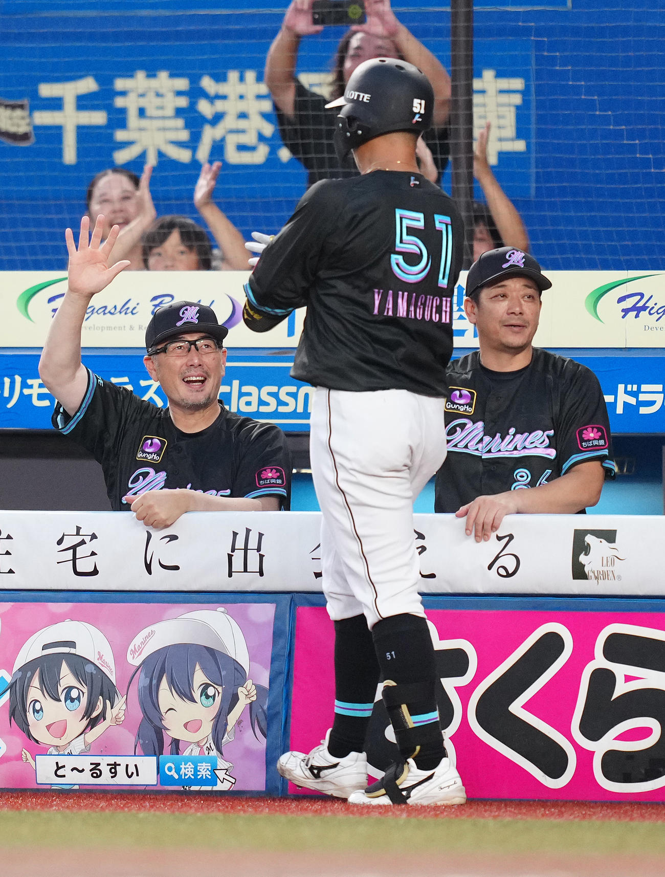 ロッテ対ソフトバンク　2回裏ロッテ無死一、三塁、先制の左越え3点本塁打を放った山口（中央）を笑顔で迎える吉井監督（左）（撮影・鈴木みどり）