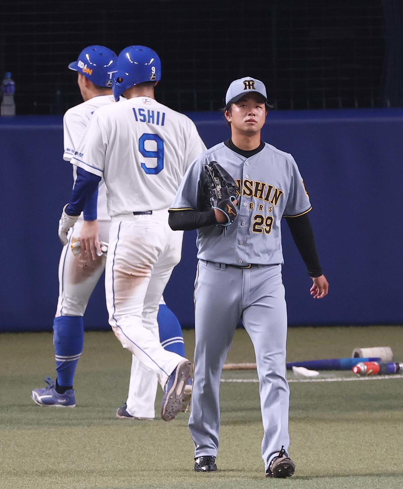中日対阪神　3回裏中日2死一、三塁、高橋（右）は田中の先制2点適時二塁打で岡林（左）石伊の生還を許す（撮影・上田博志）