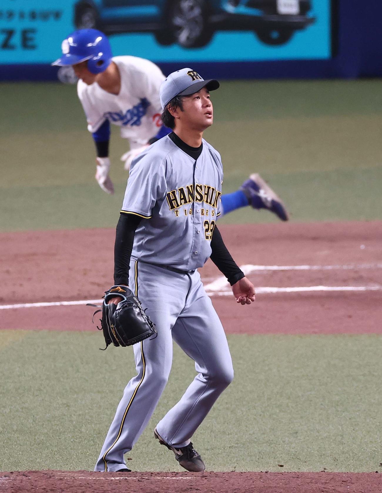 中日対阪神　3回裏中日2死一、三塁、高橋（右）は田中に先制2点適時二塁打を浴びる（撮影・上田博志）