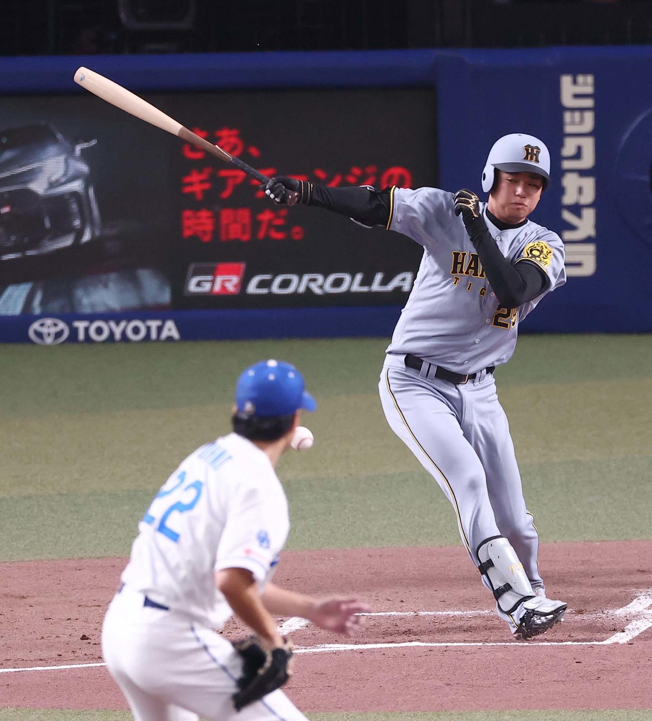 中日対阪神　2回表阪神2死一、二塁、高橋は内野安打を放つ（撮影・上田博志）