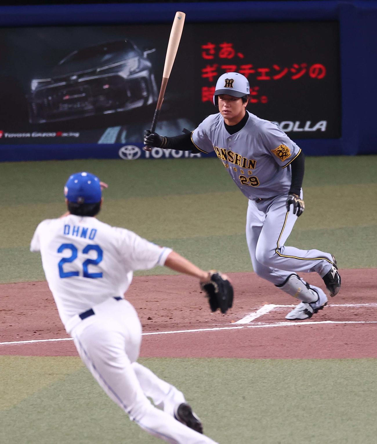中日対阪神　2回表阪神2死一、二塁、高橋は内野安打を放つ（撮影・上田博志）