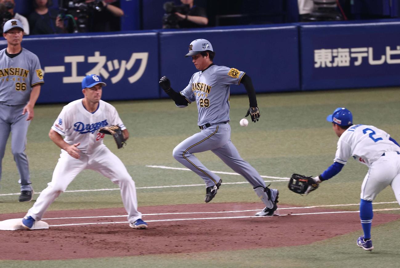 中日対阪神　2回表阪神2死一、二塁、高橋は内野安打を放つ（撮影・上田博志）