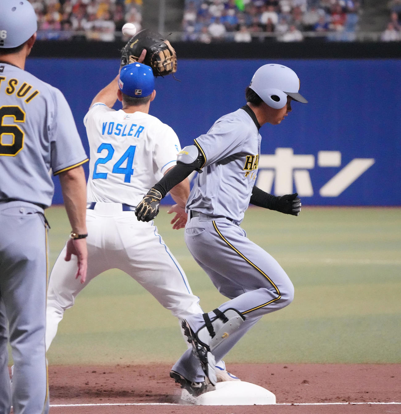 中日対阪神　2回表阪神2死一、二塁、二塁内野安打で出塁する高橋（右）一塁手はボスラー（撮影・森本幸一）