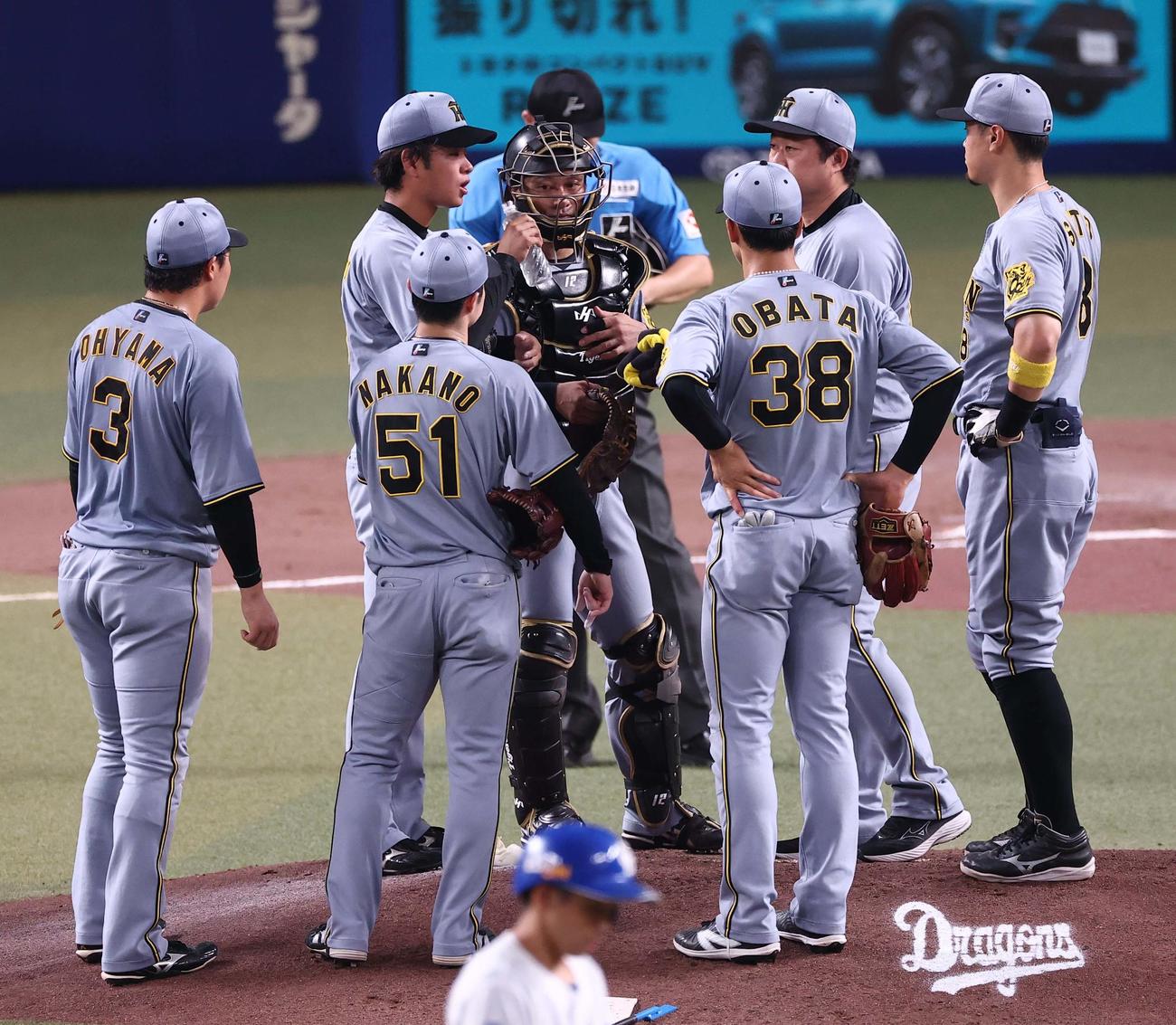 中日対阪神　3回、先制点を許した高橋（左から2人目）は捕手の坂本らと話をする（撮影・上田博志）