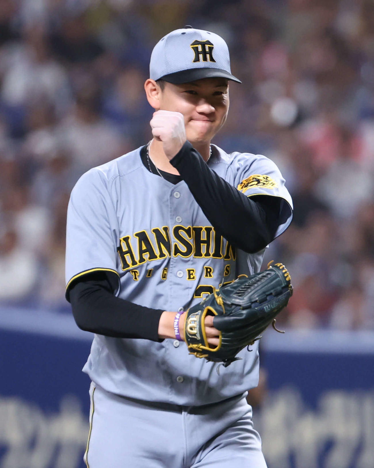中日対阪神　阪神3番手の及川は8回のピンチを三振で切り抜けガッツポーズでベンチに戻る（撮影・西尾就之）