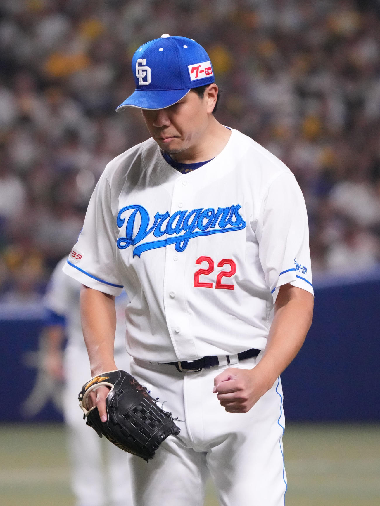 中日対阪神　6回表終了、三者凡退に仕留め拳を握りベンチへ戻る大野（撮影・森本幸一）