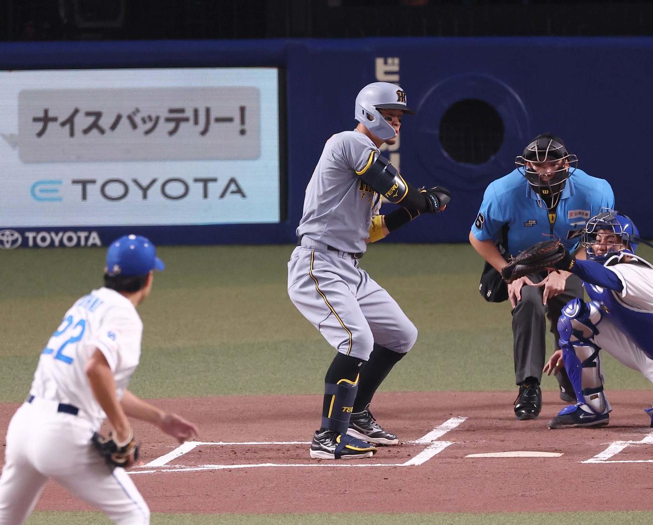 中日対阪神　1回表阪神2死二塁、佐藤輝は三振に倒れる（撮影・上田博志）