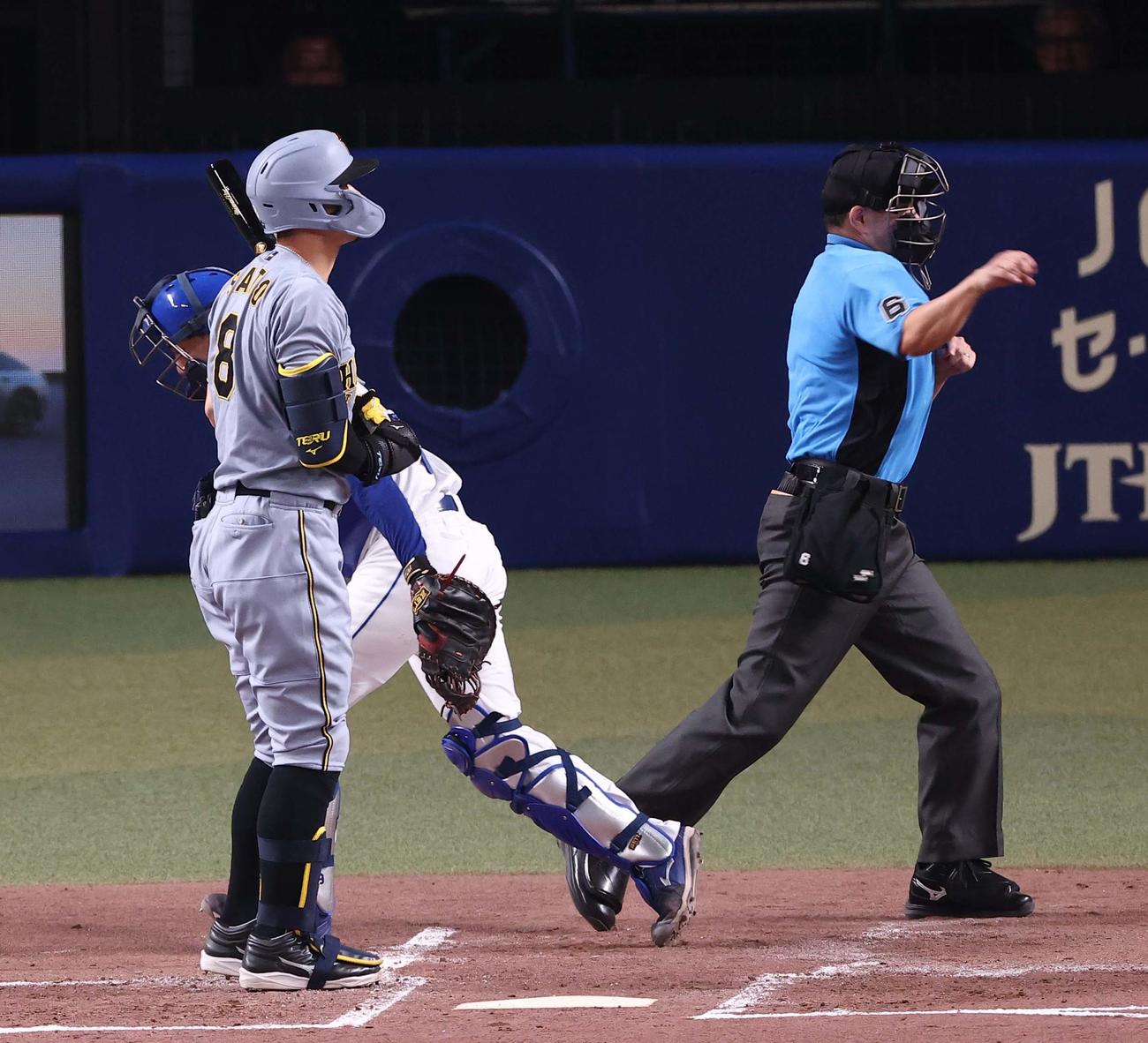 中日対阪神　3回表阪神2死、佐藤輝は見逃し三振に倒れる（撮影・上田博志）