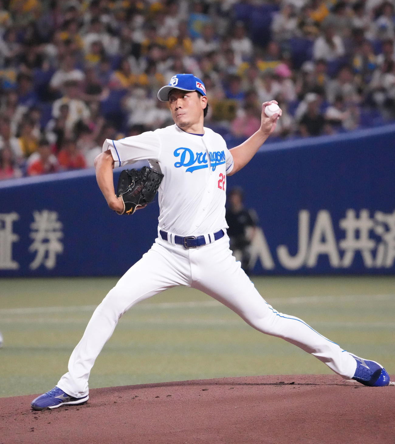 中日対阪神　1回表、登板する中日先発の大野（撮影・森本幸一）