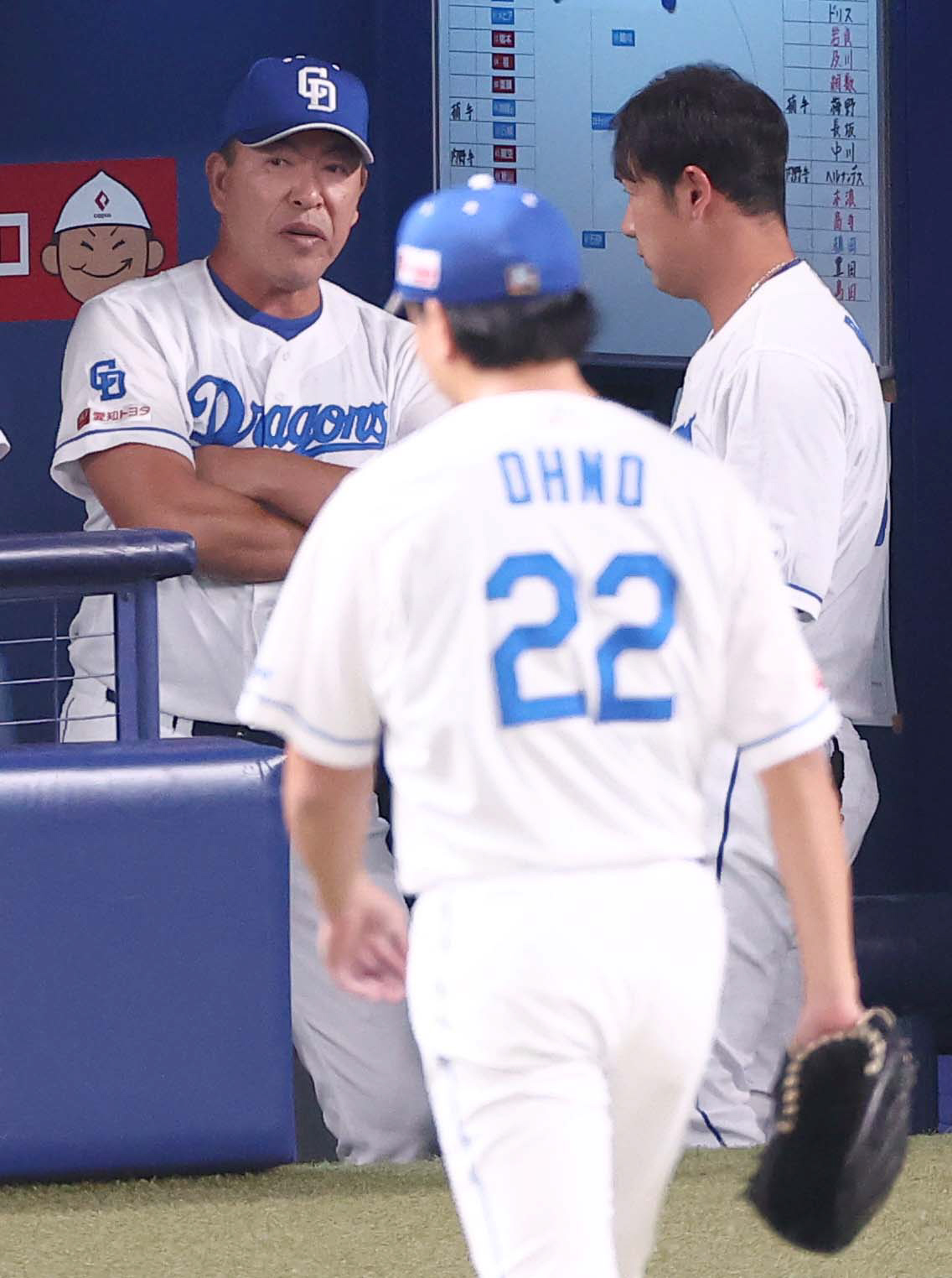 中日対阪神　1回、無失点に抑えベンチに引き揚げる大野とベンチの井上監督（撮影・上田博志）