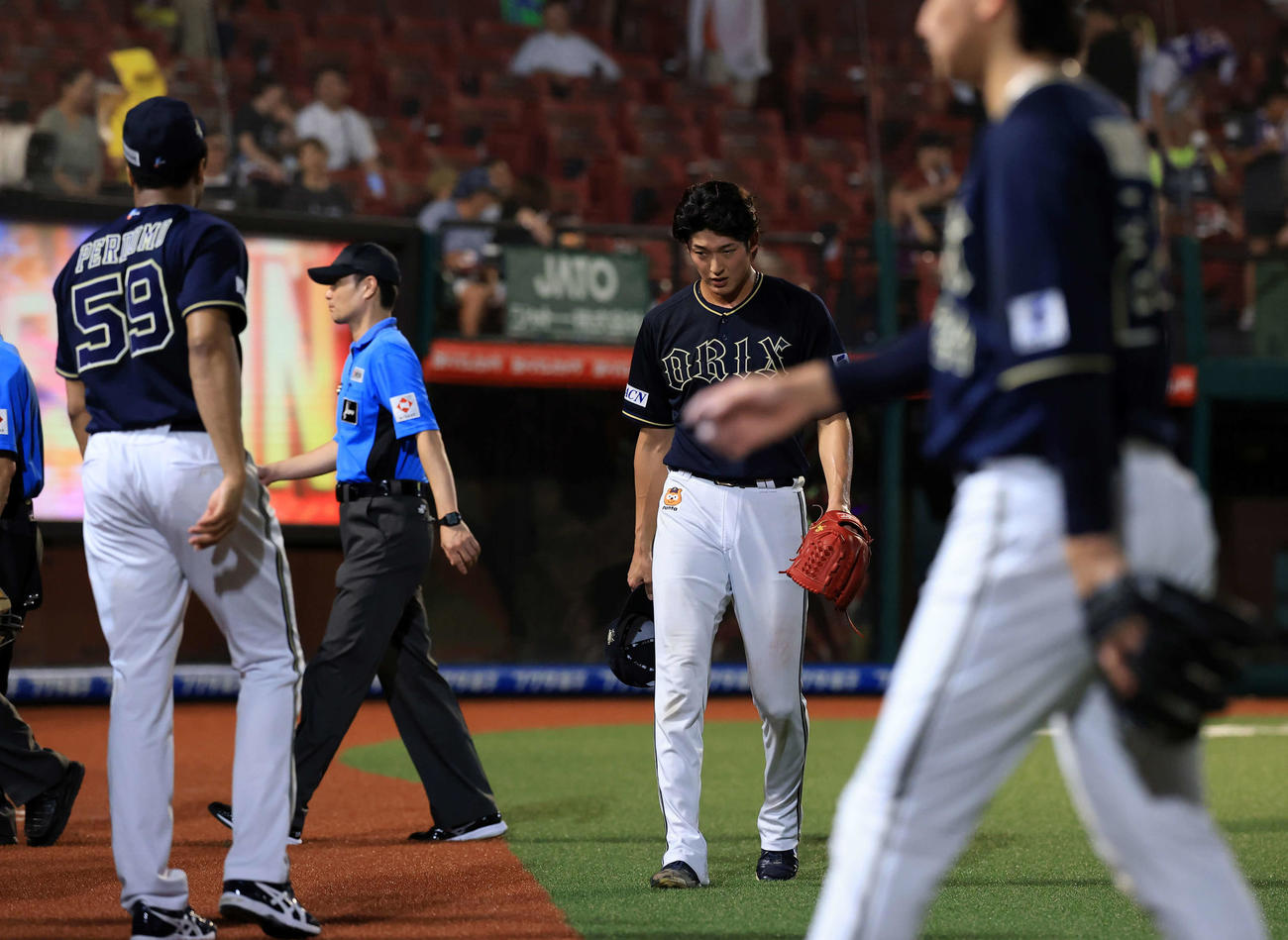 楽天対オリックス　11回裏楽天2死二塁、黒川にサヨナラ打を許し、がっくり引き揚げる山崎（奥）ら（撮影・浅見桂子）