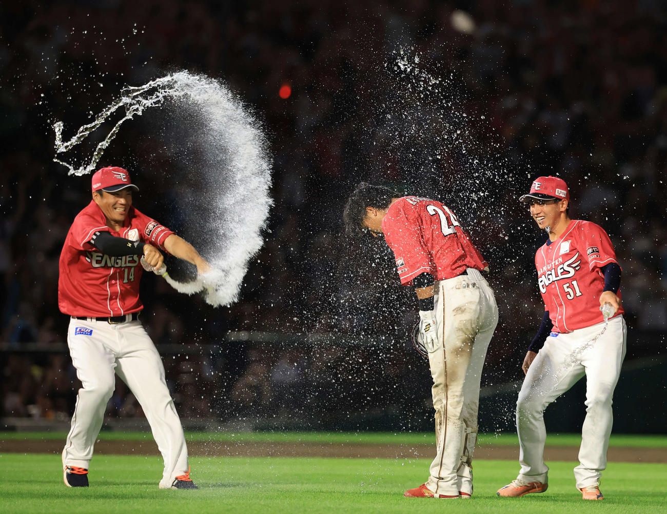 楽天対オリックス　11回裏楽天2死二塁、黒川（中央）はサヨナラ適時打を放ち水シャワーの祝福される（撮影・浅見桂子）