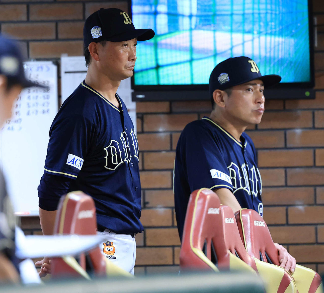 楽天対オリックス　チャンスをものに出来ず、ベンチで厳しい表情のオリックスの岸田監督（左）（撮影・浅見桂子）